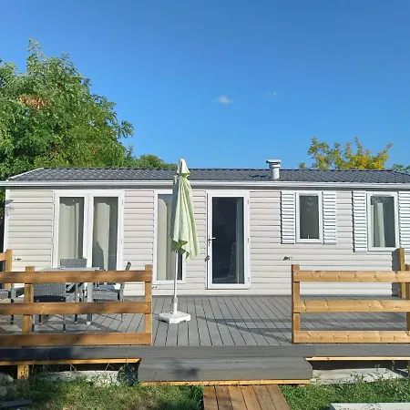 مكان تخييم Parc St Vincent *